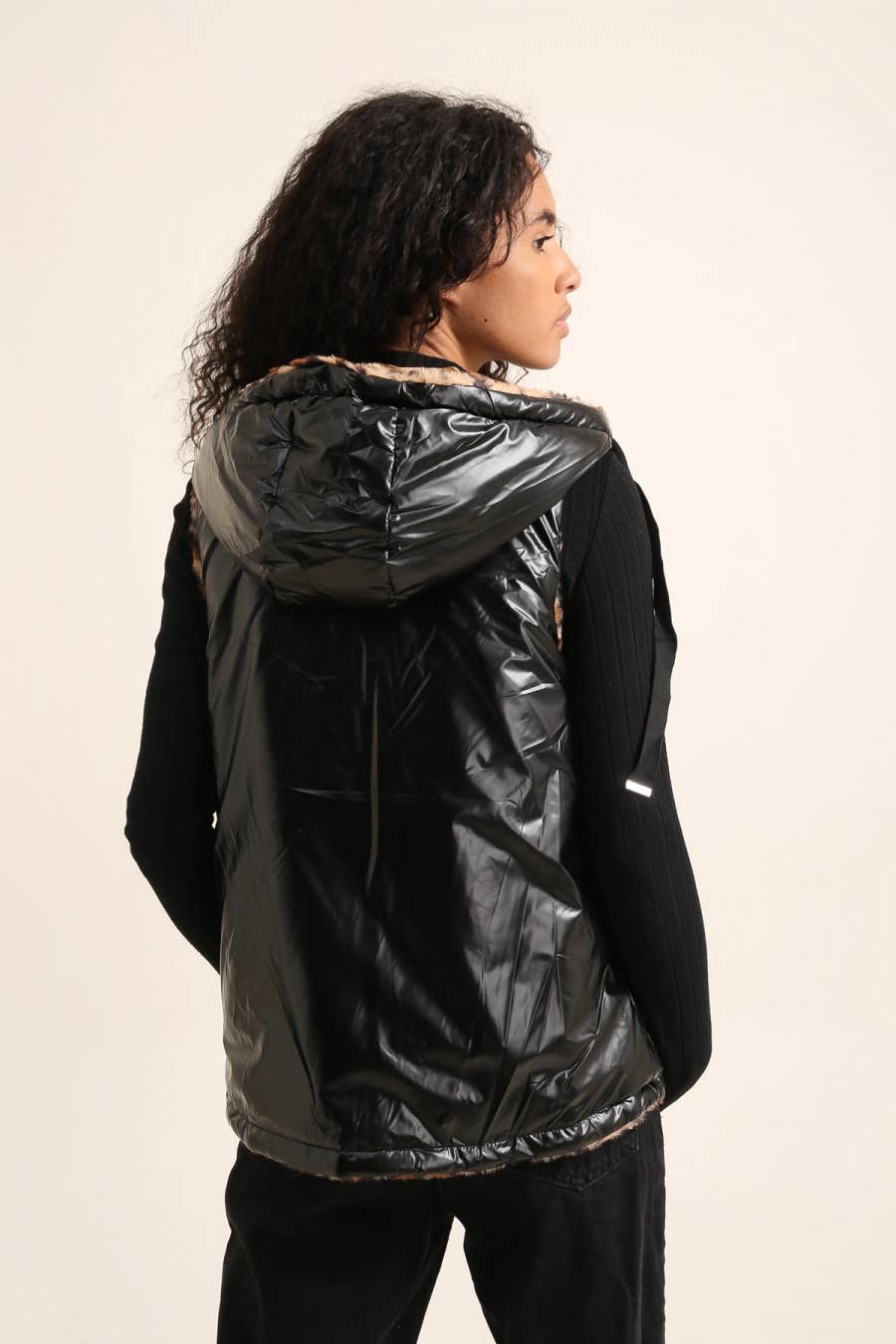 Veste en fourrure léopard réversible à capuche sans manche: Or