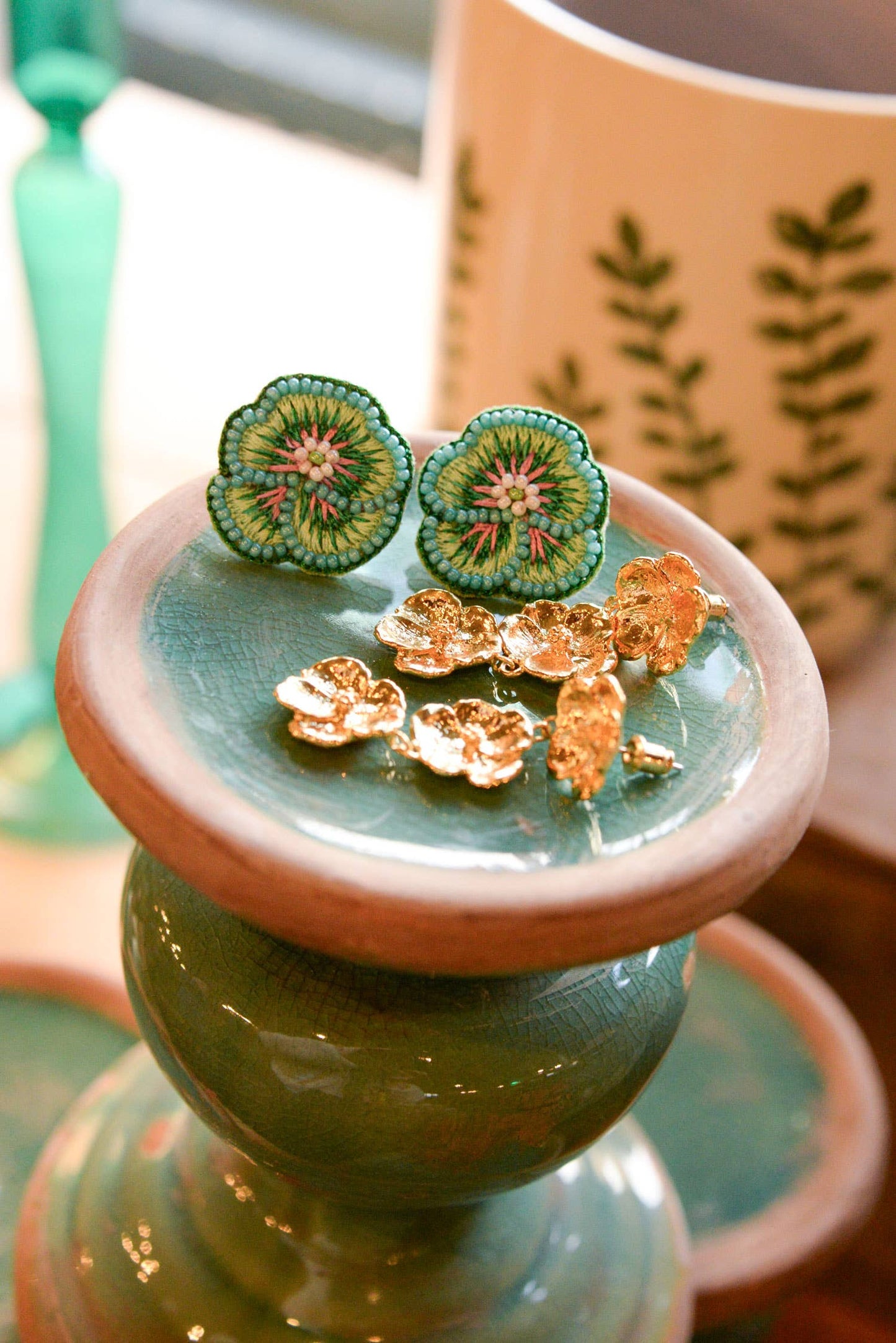 CLOUS D'OREILLES PERLÉS MENTHE PENSÉE