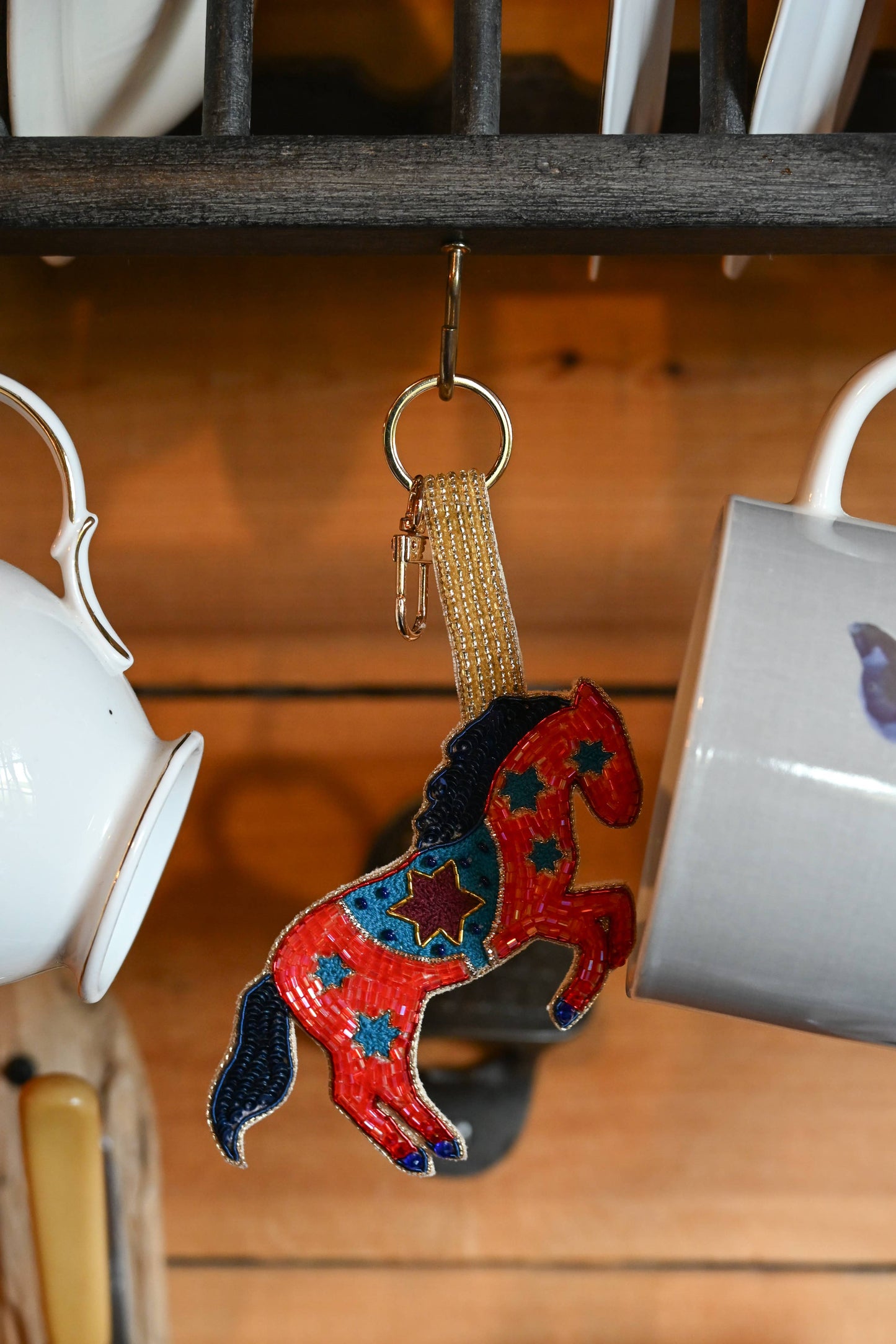 PORTE-CLÉS CHARMS DE SAC CHEVAL FOLK ROUGE ET BLEU - DupontDupont