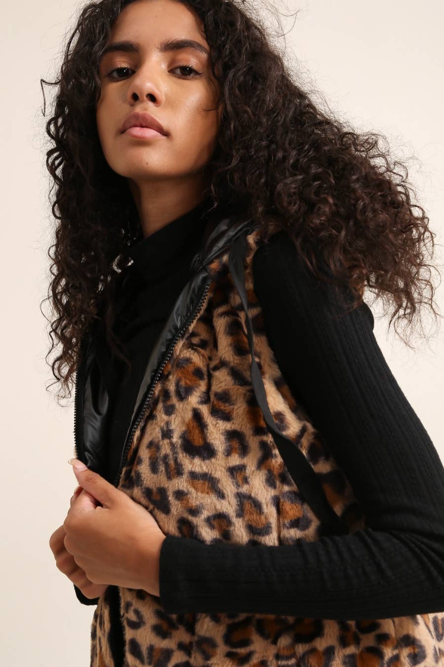 Veste en fourrure léopard réversible à capuche sans manche: Or