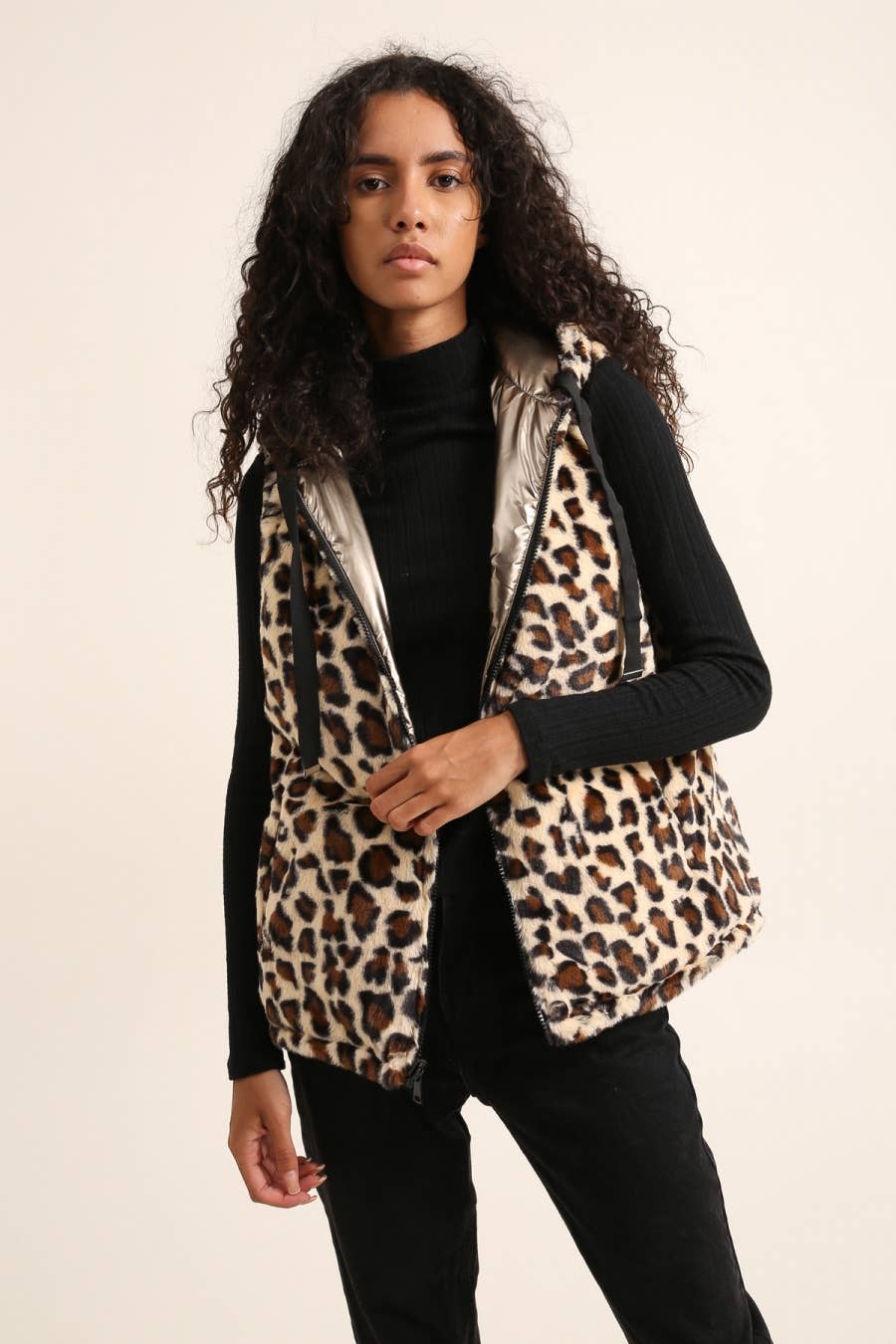 Veste en fourrure léopard réversible à capuche sans manche: Or