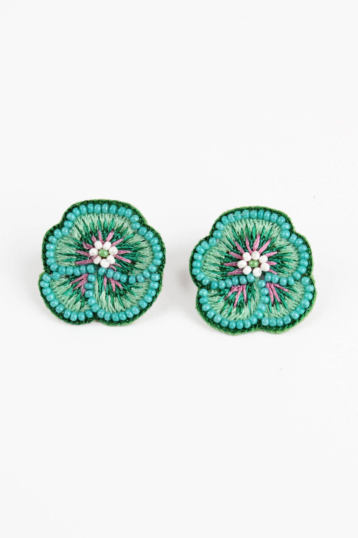 CLOUS D'OREILLES PERLÉS MENTHE PENSÉE