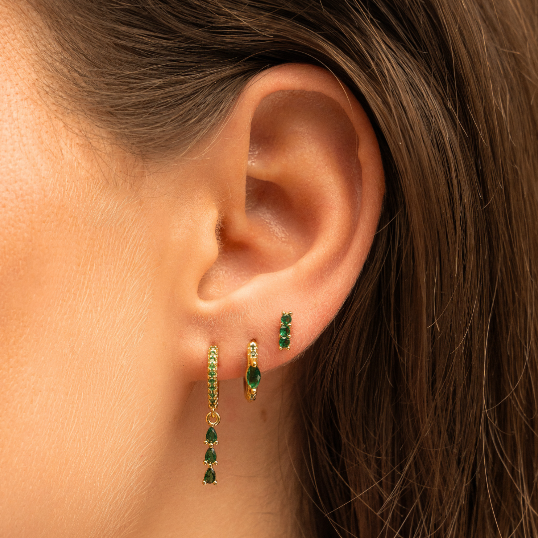 Clous d'oreilles ligne diamant vert