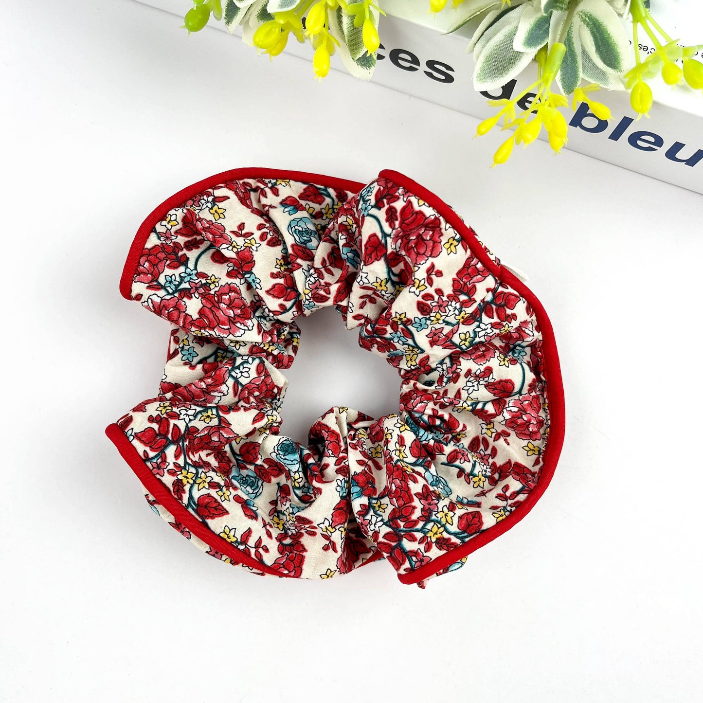 Chouchou floral élégant, attache-cheveux pour le printemps et l'été: Bleu Blanc