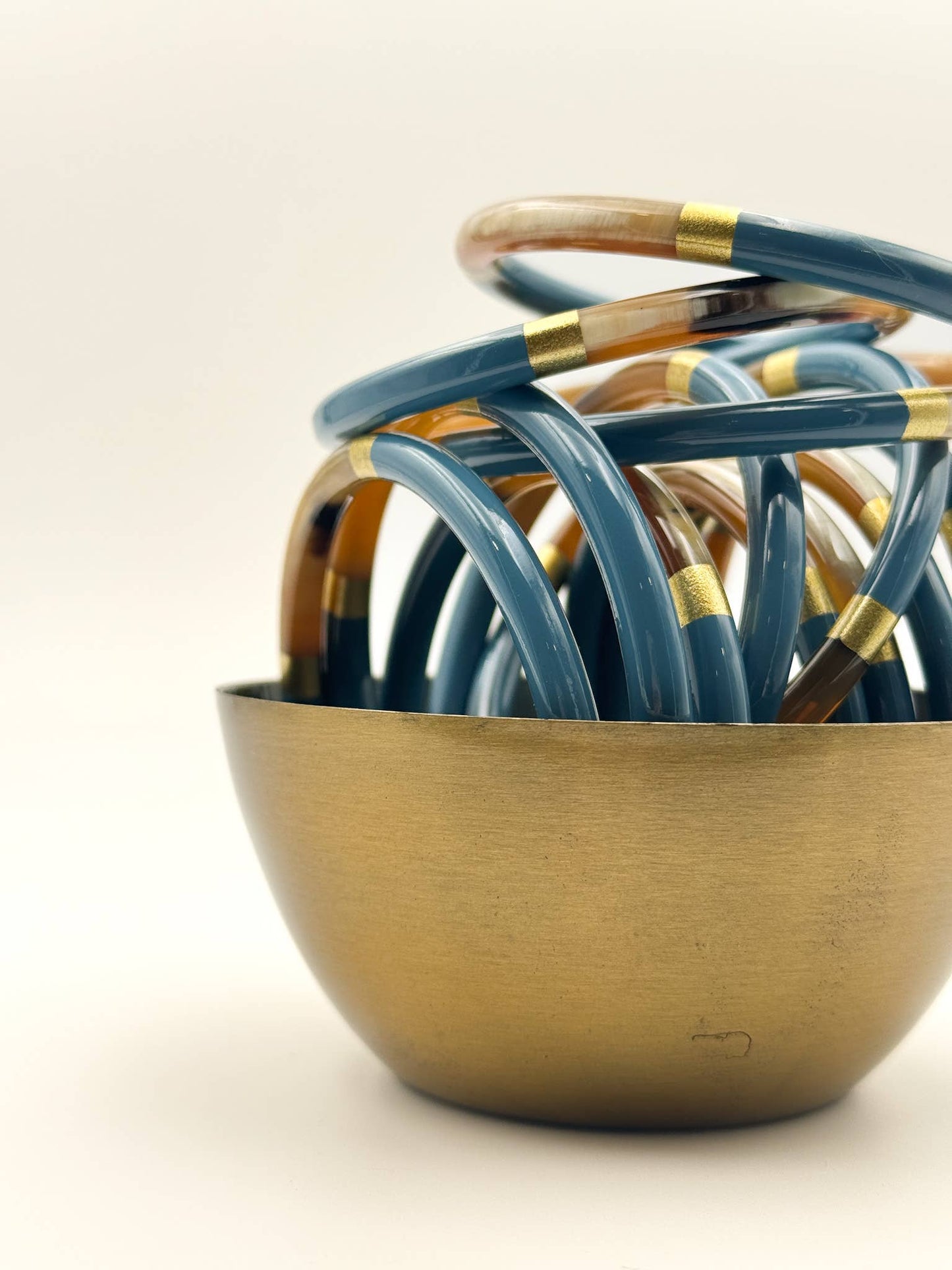 Jonc laqué en corne de buffle  Bleu canard et doré 6mm