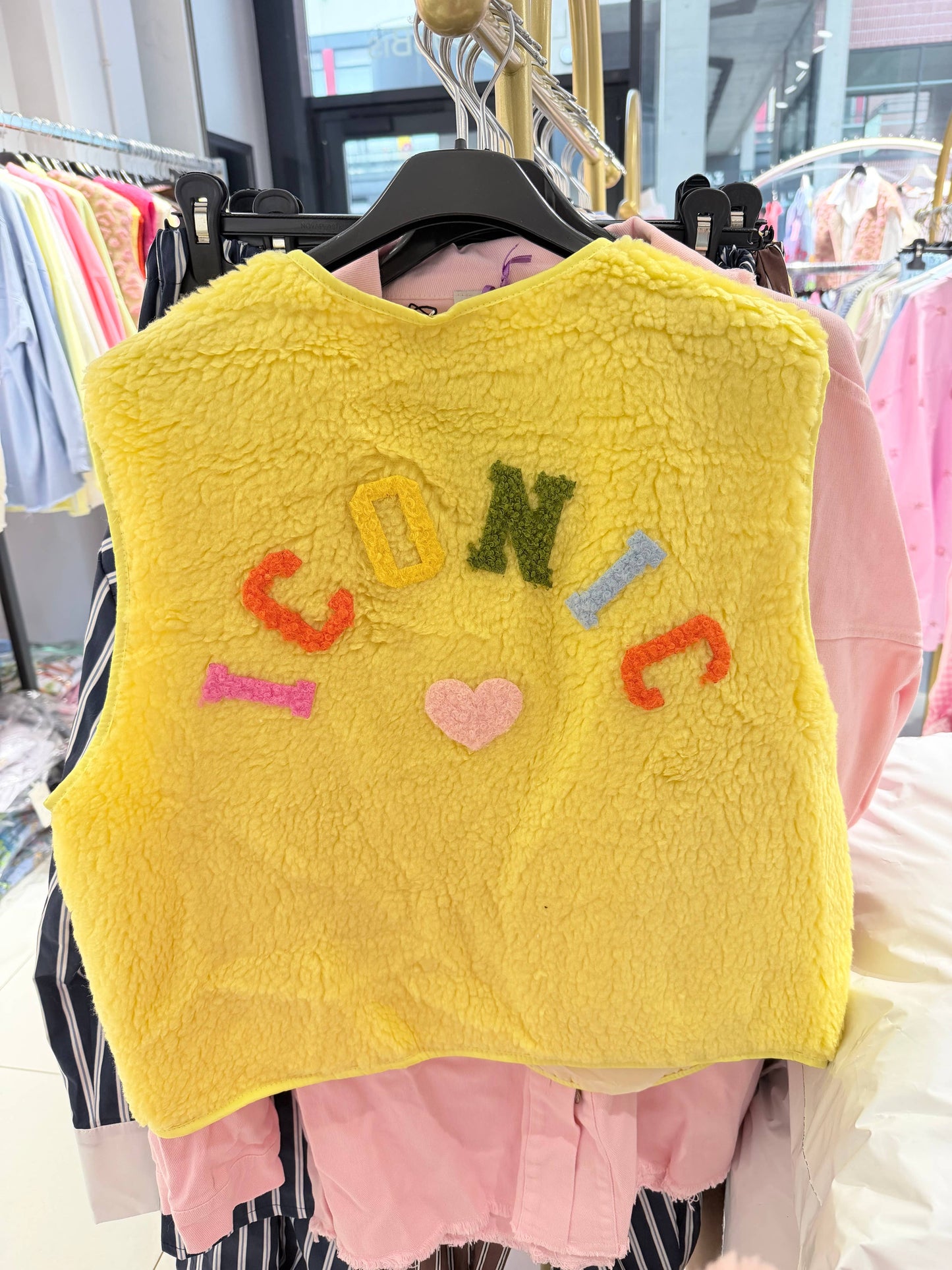Veste tendance en fausse fourrure: Jaune / Taille unique