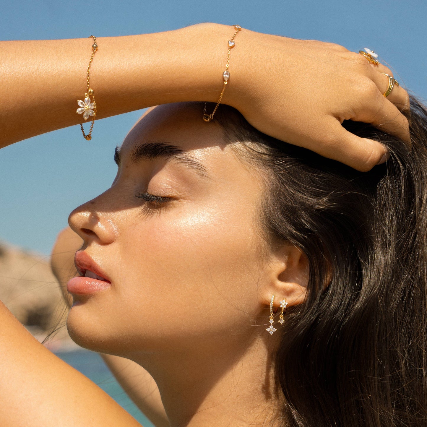 Boucles d'oreilles pendantes fleurs blanches