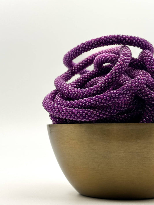 Bracelet népalais perles violettes V11