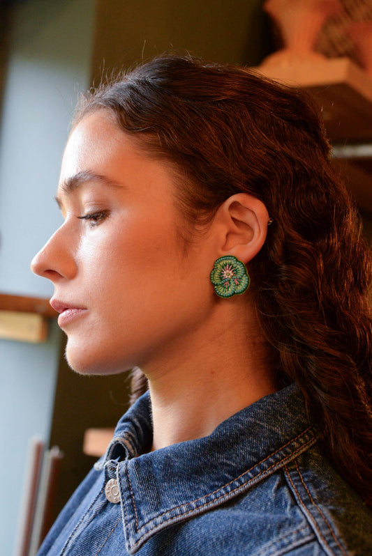 CLOUS D'OREILLES PERLÉS MENTHE PENSÉE