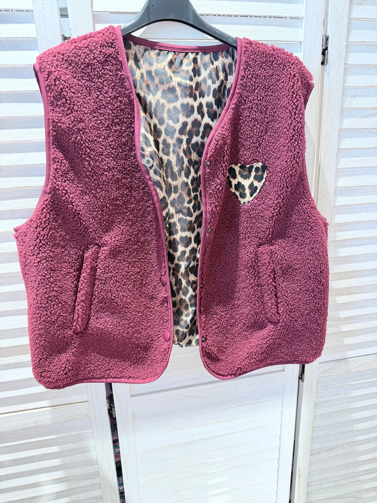 Gilet aspect polaire avec cœur imprimé: Bordeaux / TU