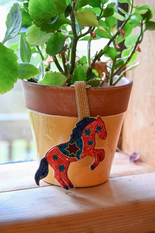 PORTE-CLÉS CHARMS DE SAC CHEVAL FOLK ROUGE ET BLEU - DupontDupont