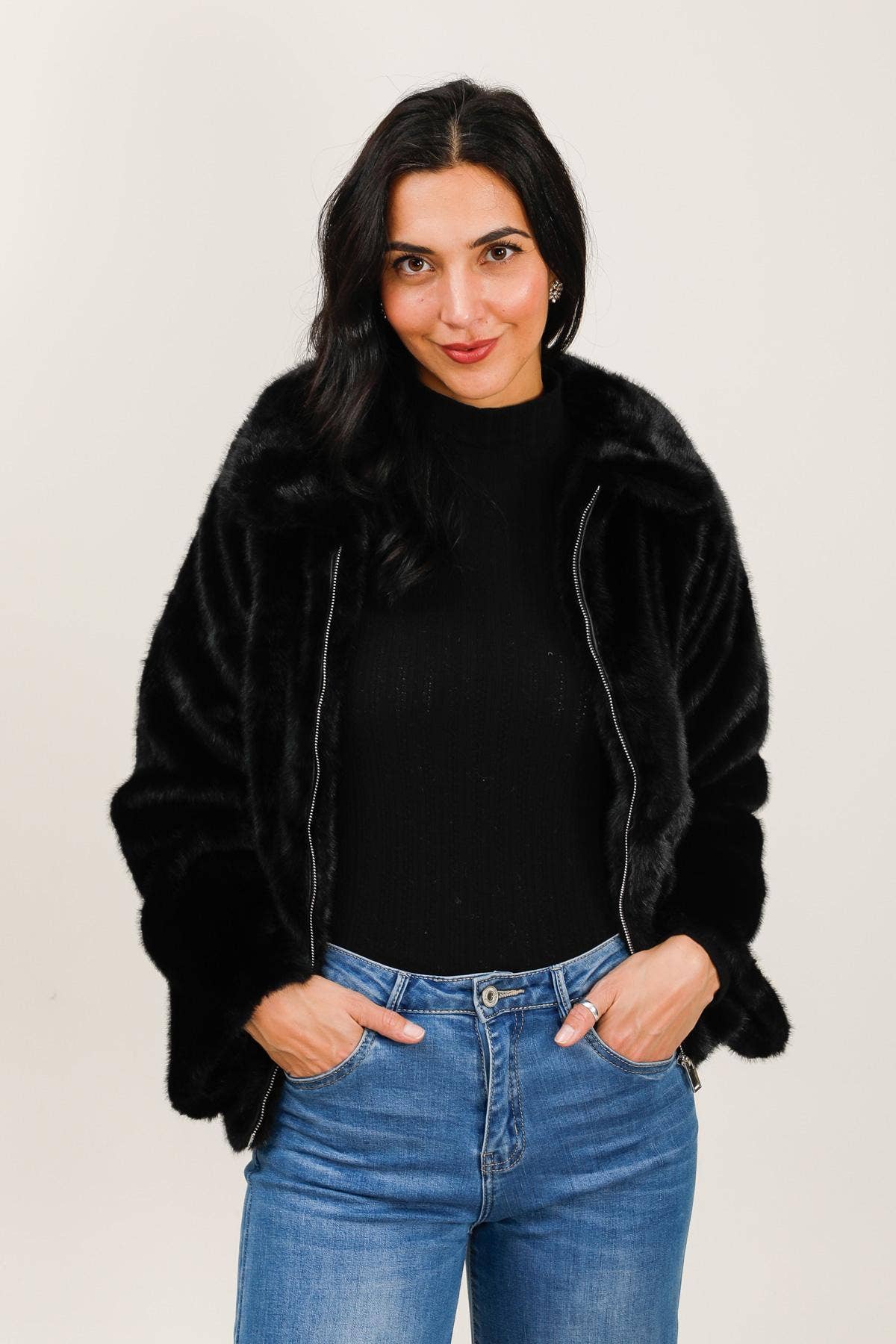 Veste avec col en fausse fourrure: Noir