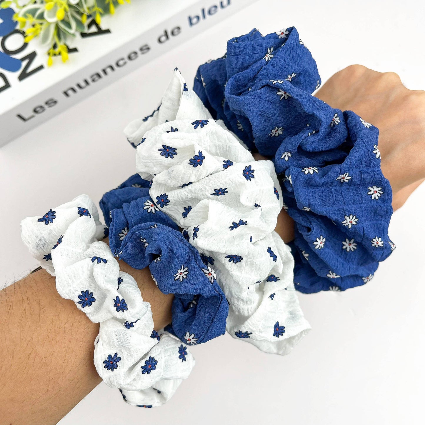 Chouchou fleuri bleu et blanc, attache-cheveux en tissu doux: White / Large