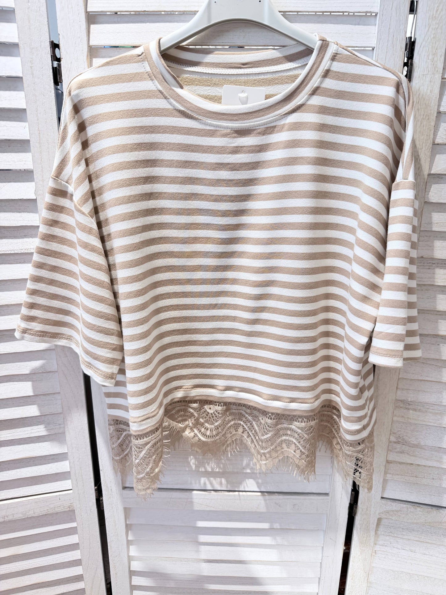 T-shirt rayé avec dentelle: Blanc / TU