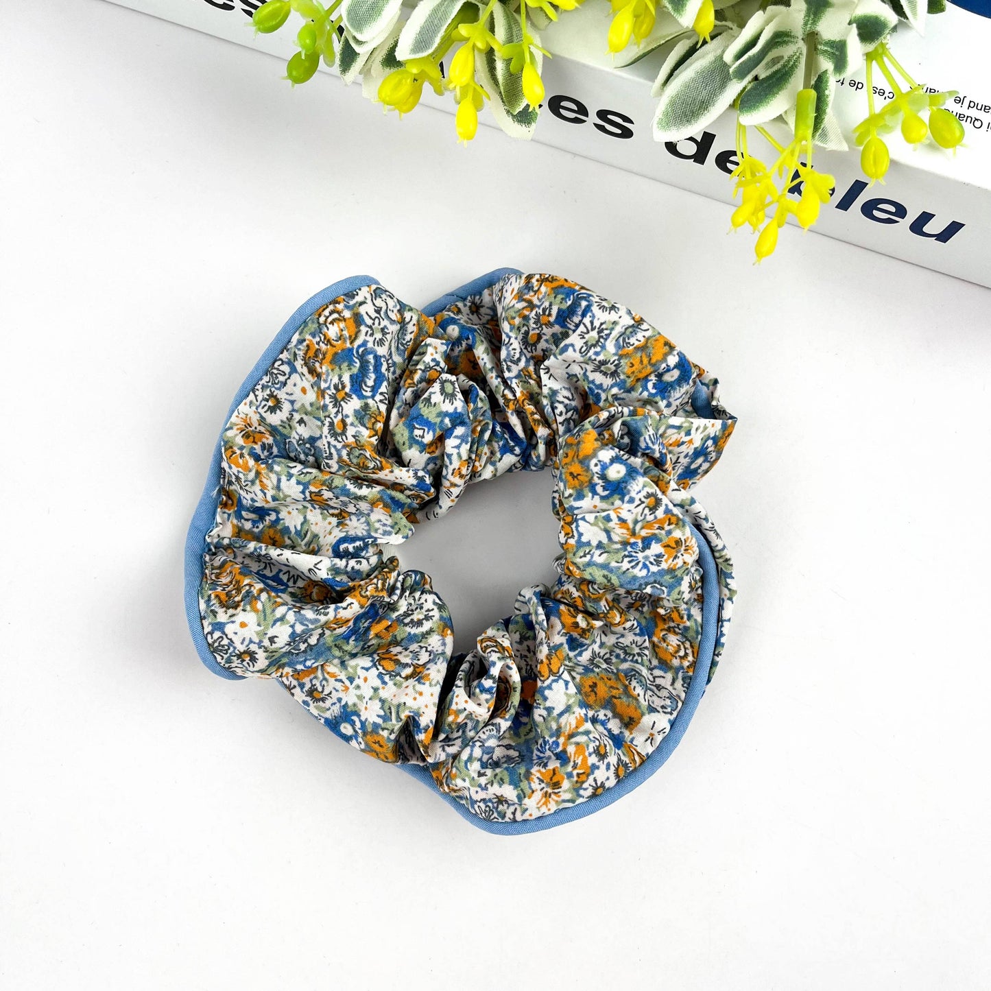 Chouchou floral élégant, attache-cheveux pour le printemps et l'été: Bleu Blanc