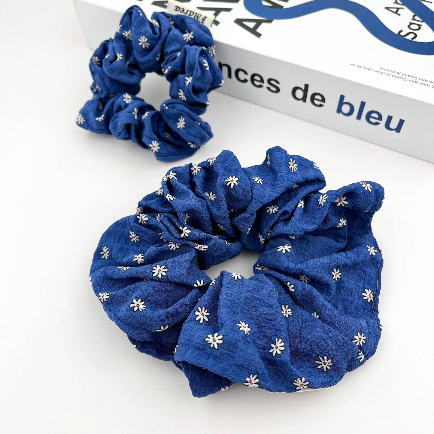Chouchou fleuri bleu et blanc, attache-cheveux en tissu doux: White / Large