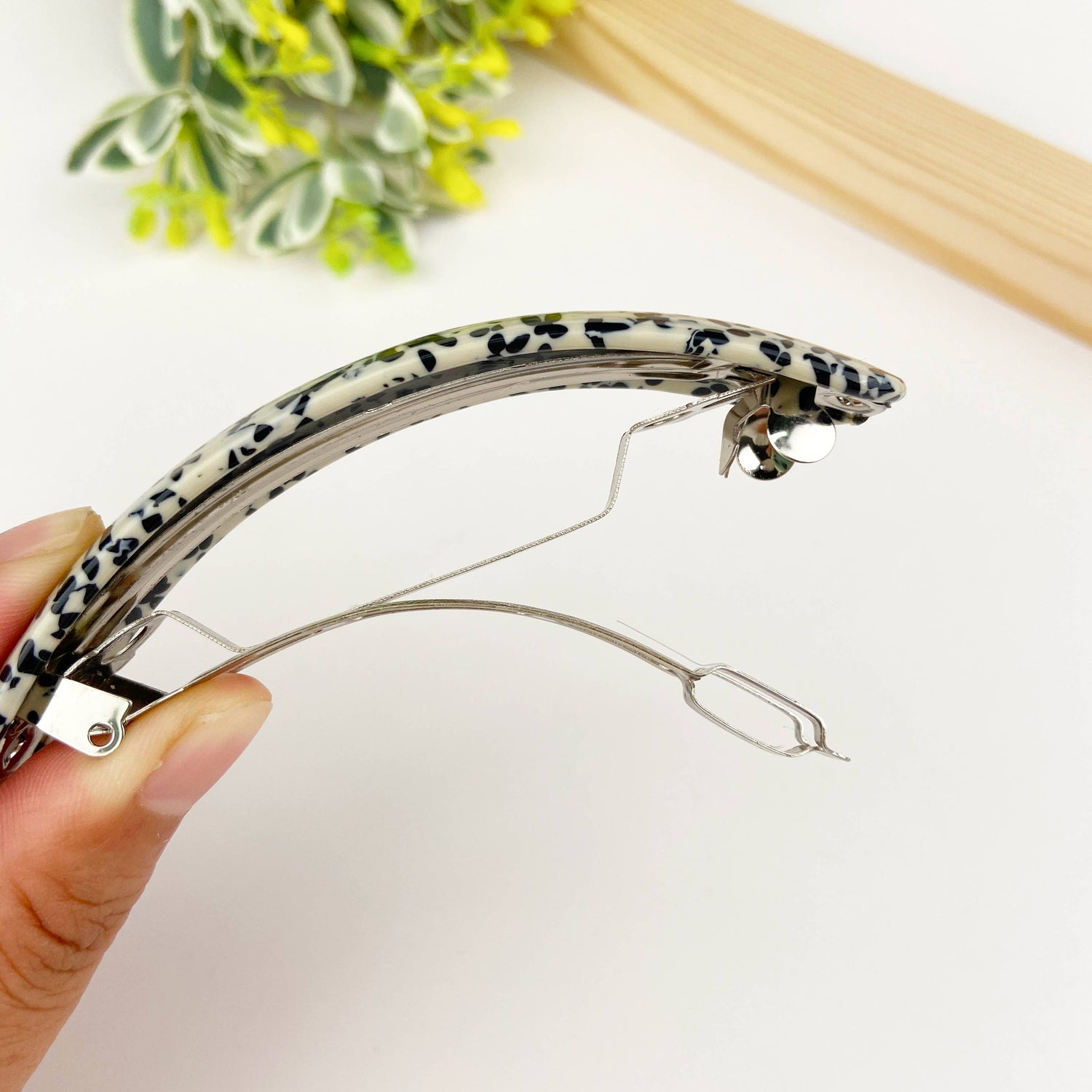 Barrette croissant en acétate: E - DupontDupont