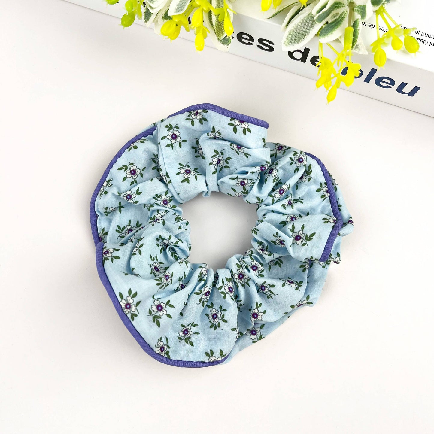 Chouchou floral élégant, attache-cheveux pour le printemps et l'été: Bleu Blanc