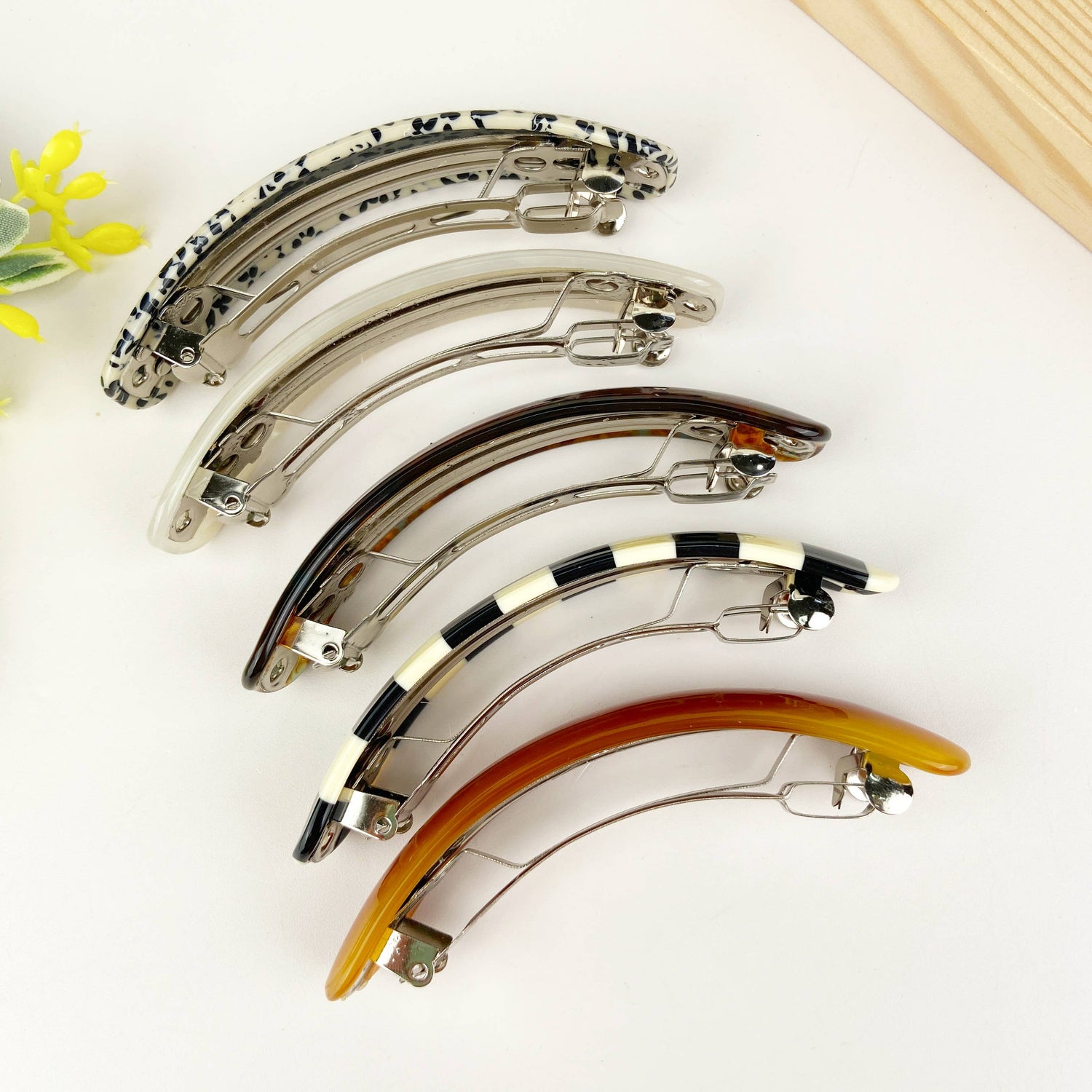 Barrette croissant en acétate: E - DupontDupont