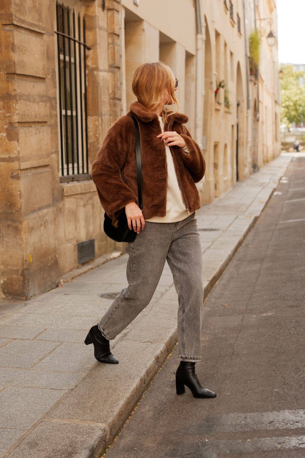 Veste avec col en fausse fourrure: Marron