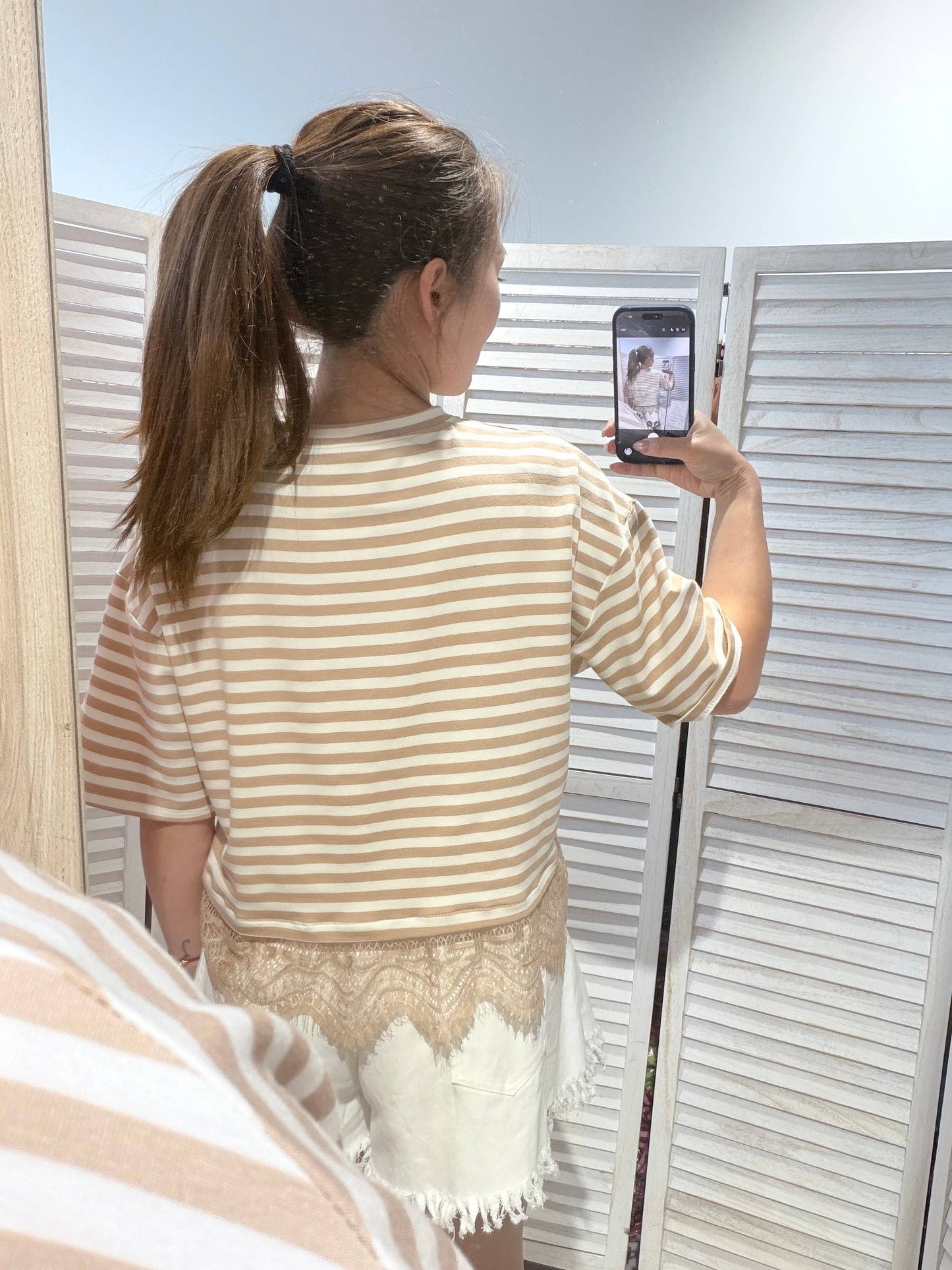 T-shirt rayé avec dentelle: Blanc / TU