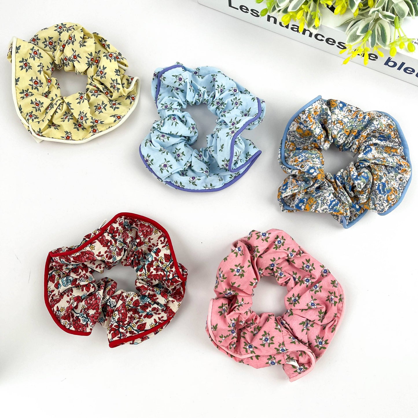 Chouchou floral élégant, attache-cheveux pour le printemps et l'été: Bleu Blanc