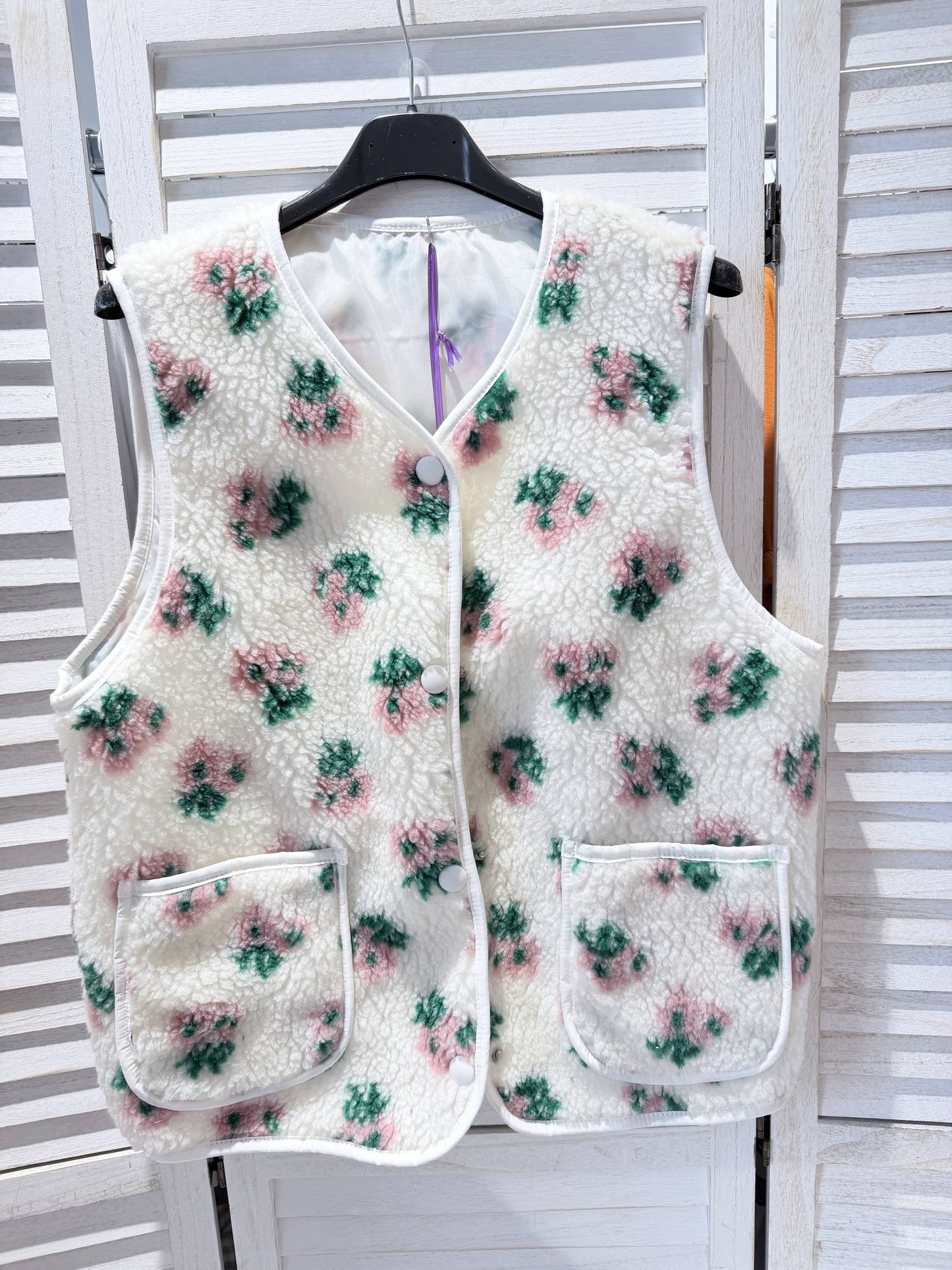 Gilet fleuri en fausse fourrure: Blanc / Taille unique