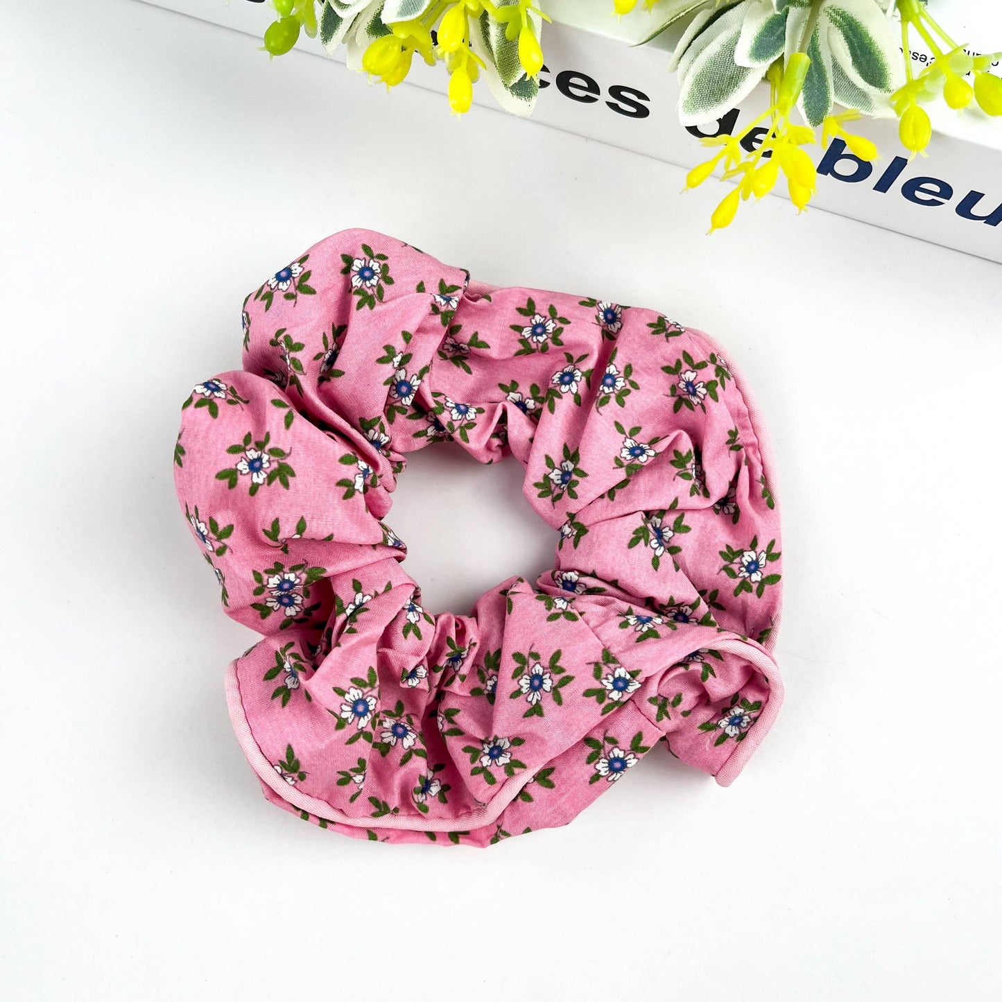 Chouchou floral élégant, attache-cheveux pour le printemps et l'été: Bleu Blanc
