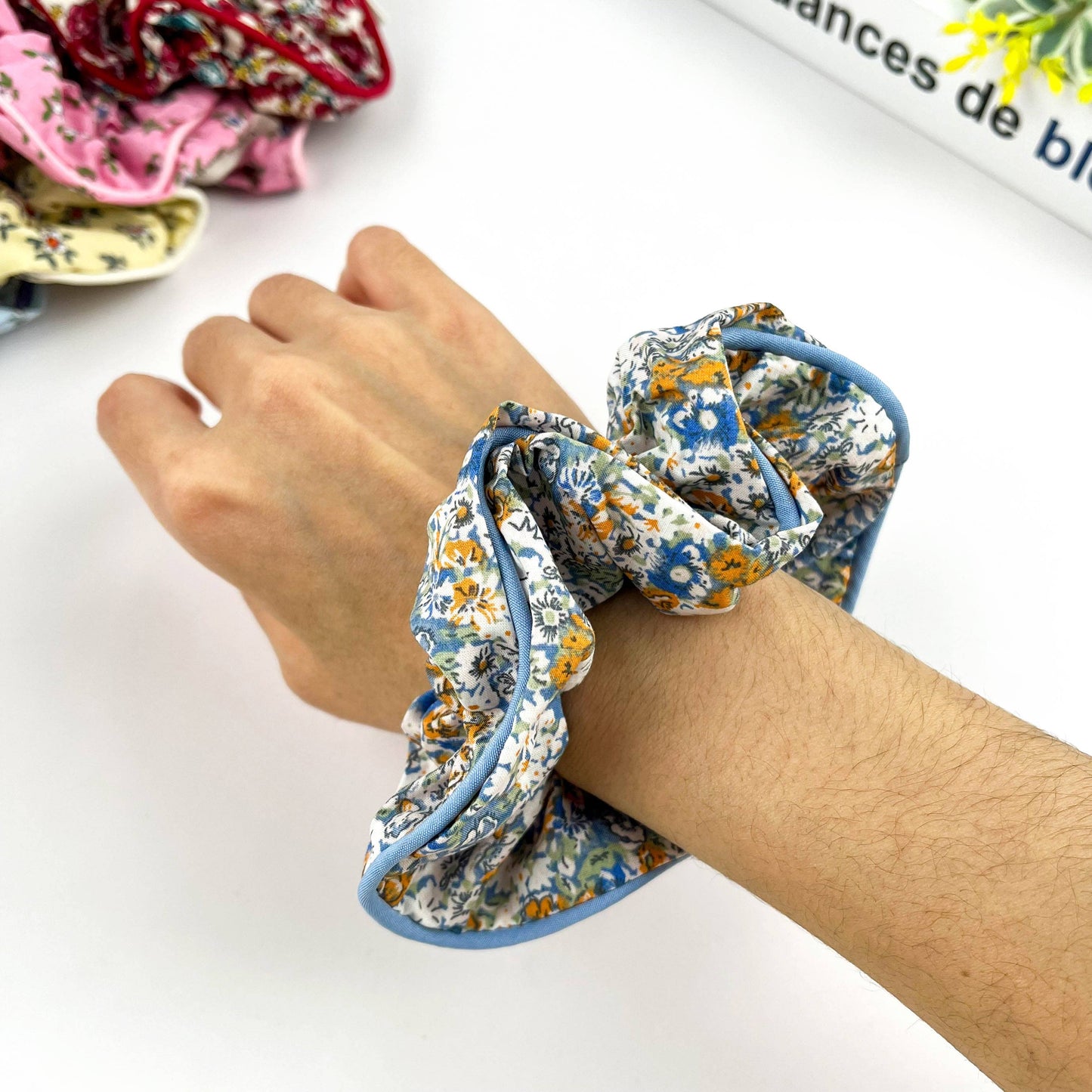 Chouchou floral élégant, attache-cheveux pour le printemps et l'été: Bleu Blanc